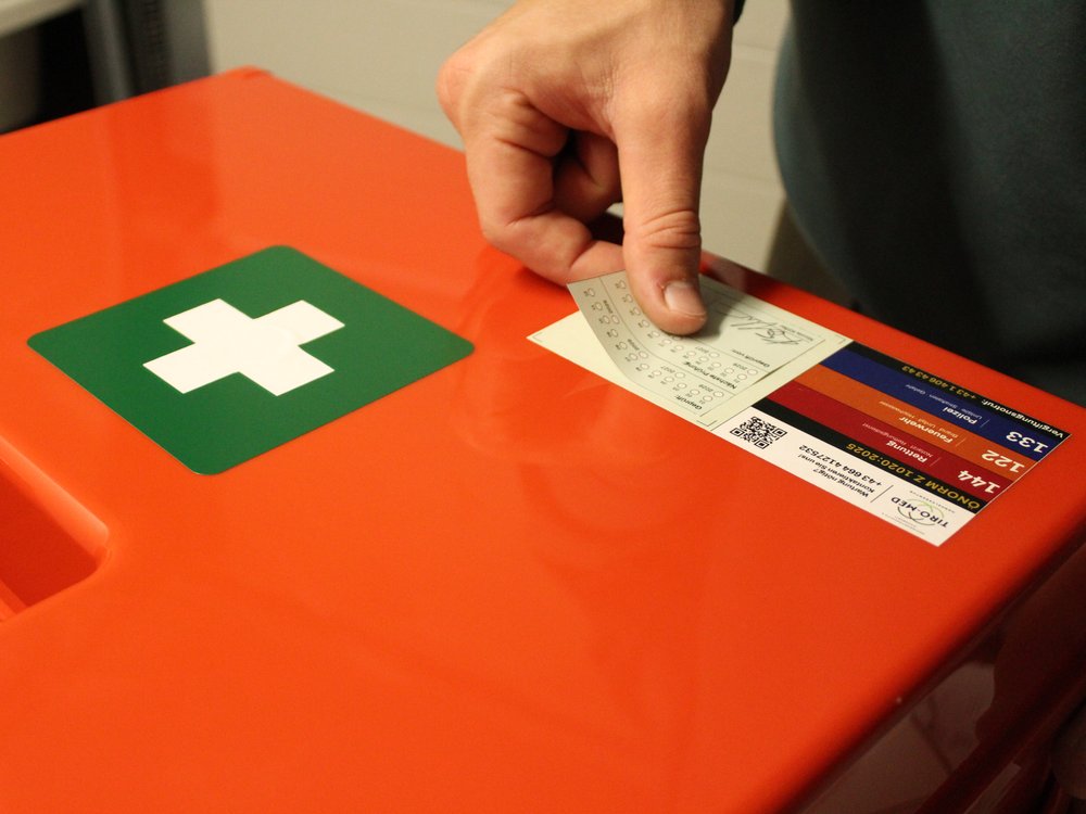 Erste-Hilfe-Kasten mit Tiro-Med-Prüfplakette