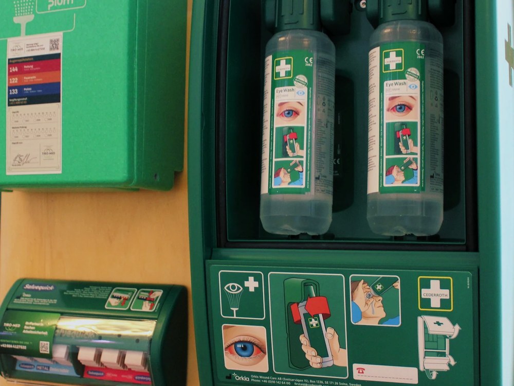 Montierte Erste-Hilfe-Stationen: Augenspülstationen und Pflasterspender an der Wand