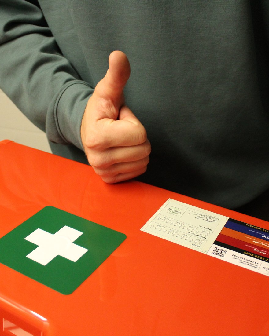Geprüfter Erste-Hilfe-Kasten mit Tiro-Med-Plakette nach Ö-Norm Z 1020:2025